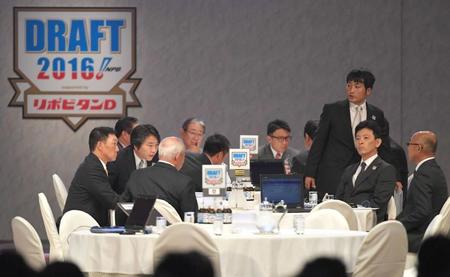 　ドラフト会議に臨む金本監督（左端）ら阪神首脳陣＝２０１６年１０月