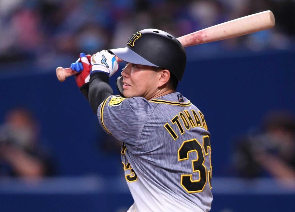 　６回、左前へ安打を放つ糸原