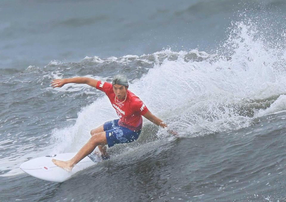 　男子準決勝で波を攻める五十嵐カノア＝２７日、釣ケ崎海岸サーフィンビーチ