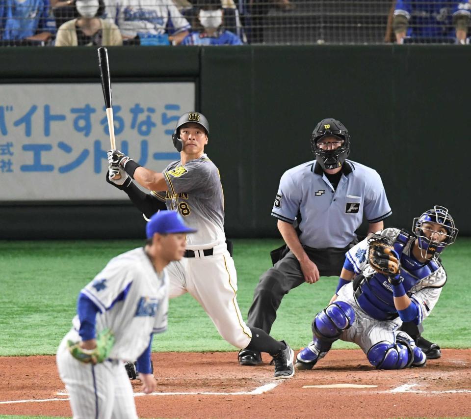 　６回、２打席連続となる２２号勝ち越しソロを放つ佐藤輝