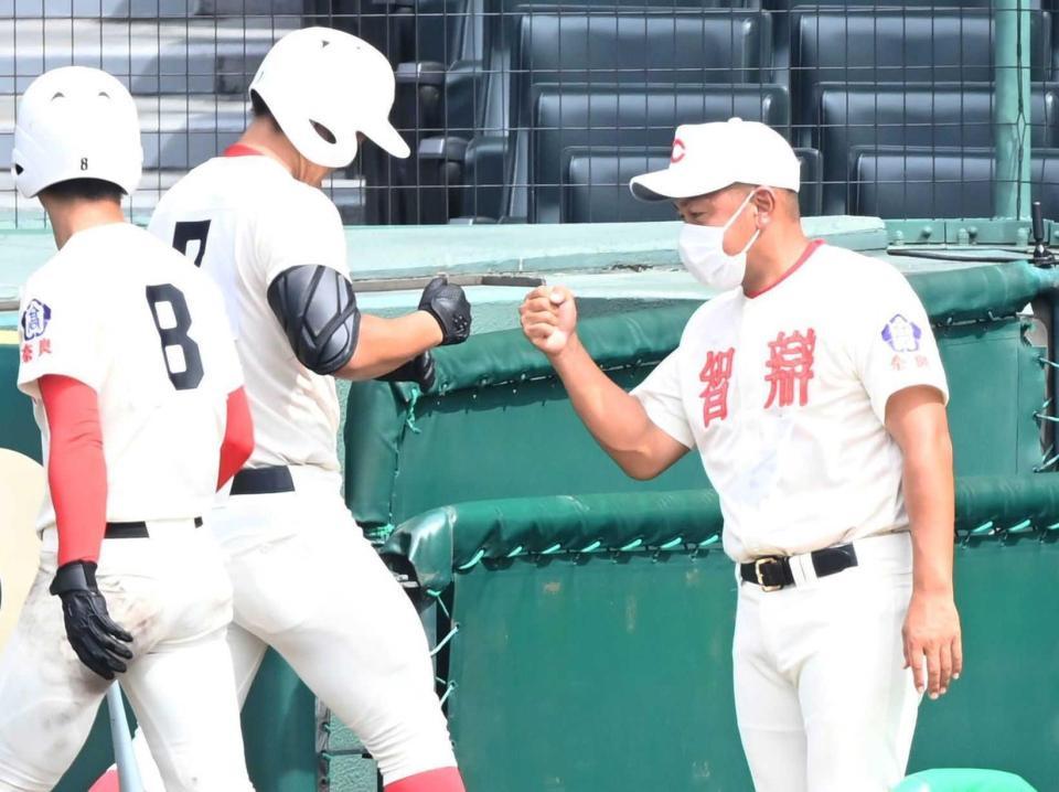 　９回、２ランを放った前川（左から２人目）を迎える智弁学園・小坂監督