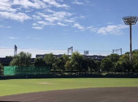 　小田南公園野球場から阪神電車がよく見える