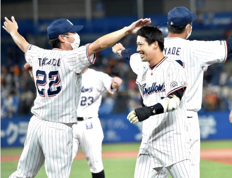 　サヨナラの殊勲者・山田（右）の頭をなでる高津監督（撮影・佐藤厚）