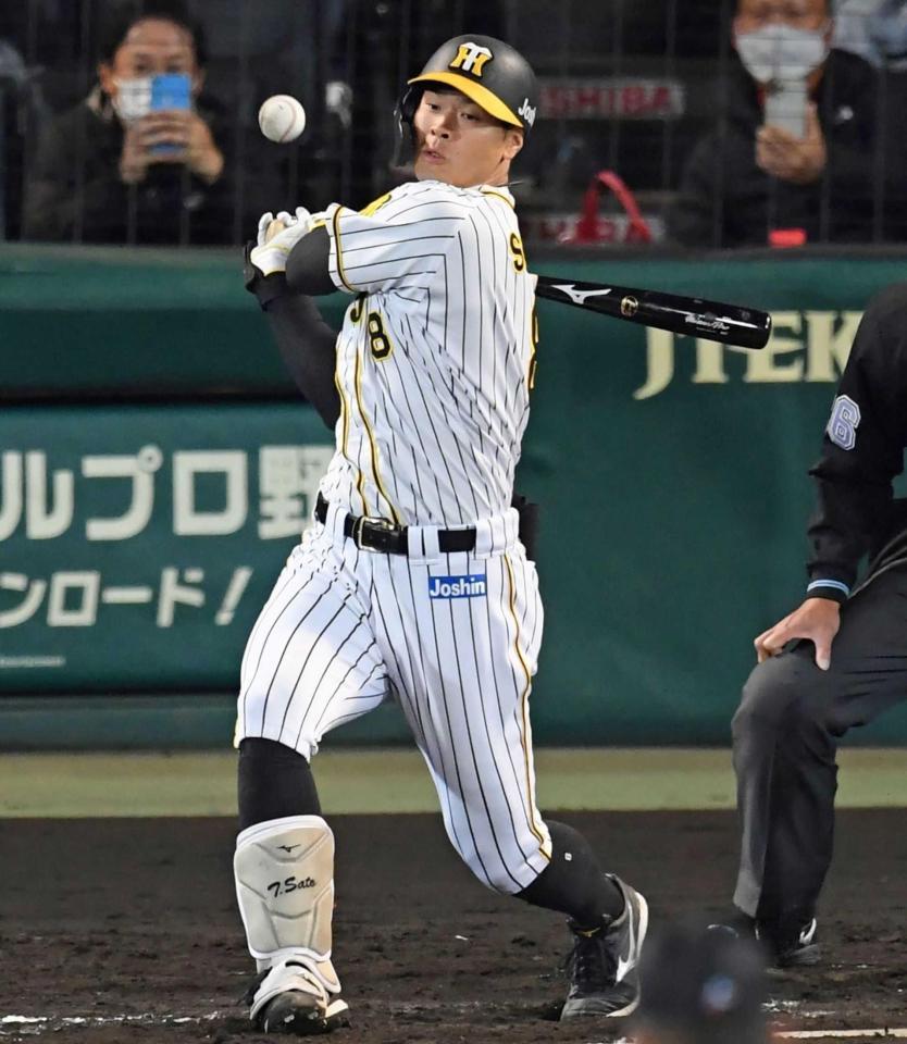 　６回、投ゴロに倒れる佐藤輝