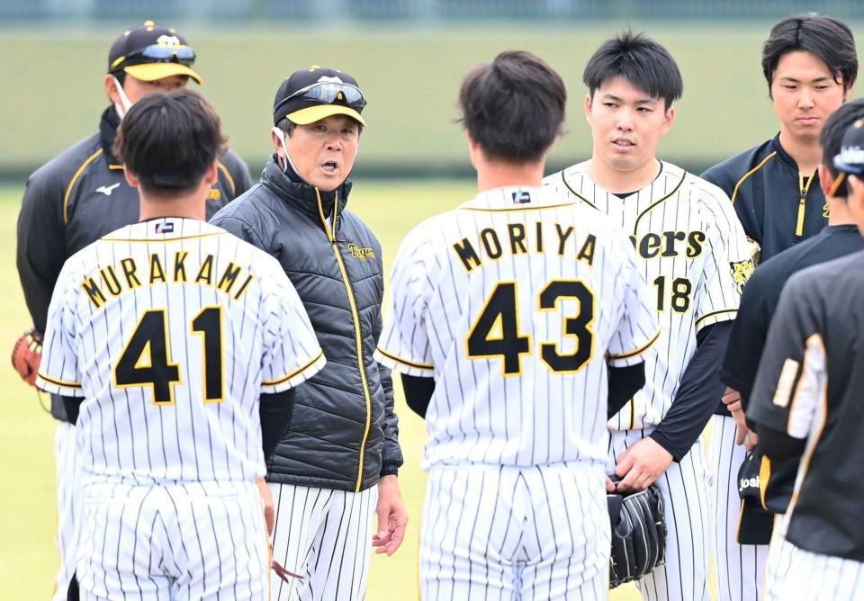 　投手陣に喝を入れる平田２軍監督（中央）＝１４日、鳴尾浜