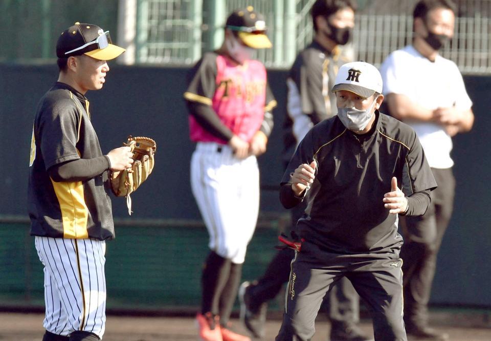 　今年の春季キャンプで糸原（左）を指導する川相臨時コーチ