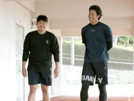 　一緒に自主トレする藤浪（右）と菅野＝１１日（球団提供）