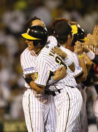 　サヨナラ弾を放った矢野は金本と抱き合い勝利を喜んだ＝０８年９月９日、甲子園