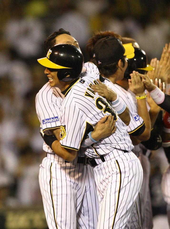 　サヨナラ弾を放った矢野は金本と抱き合い勝利を喜んだ＝０８年９月９日、甲子園