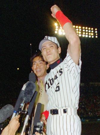 　延長１２回、巨人・槙原の敬遠球をサヨナラ打し、お立ち台で「明日も勝つ」と拳を突きあげる新庄＝９９年６月１２日