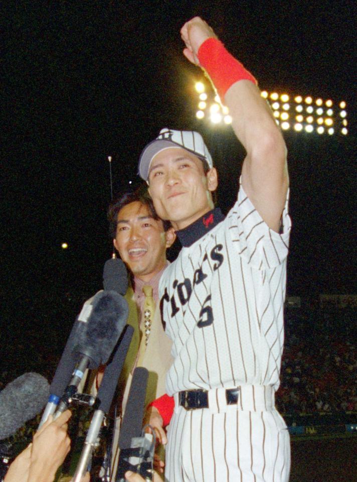 　延長１２回、巨人・槙原の敬遠球をサヨナラ打し、お立ち台で「明日も勝つ」と拳を突きあげる新庄＝９９年６月１２日