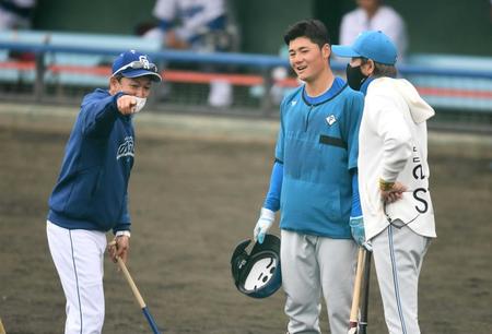 　立浪監督（左）の指導を受ける清宮と新庄ビッグボス