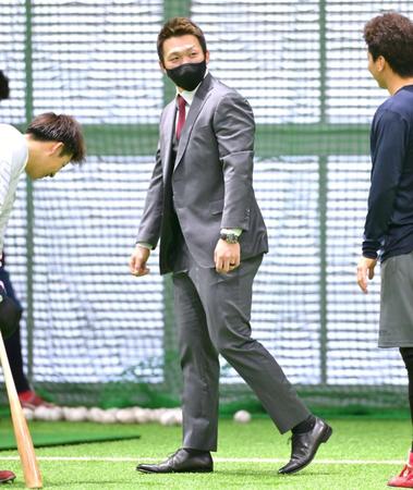 　あいさつのためにマツダスタジアムを訪れ、大盛（右）に話しかける鈴木誠＝１月２５日