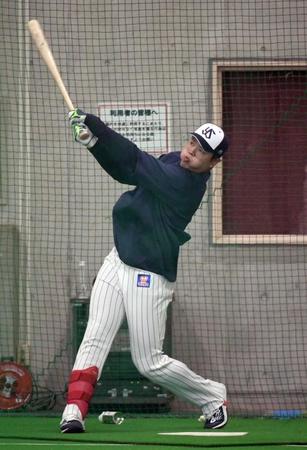 　フリー打撃で豪快にバットを振る村上＝２３日、浦添