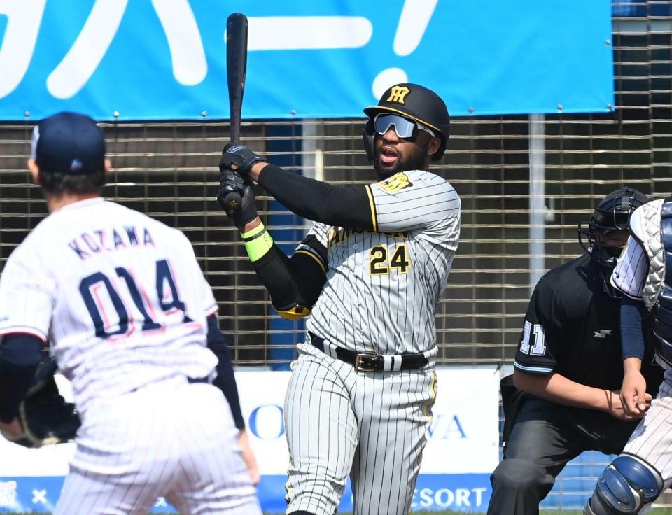 　４回、空振り三振に倒れるロハス