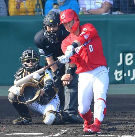 　８回、左前打を放つ上本