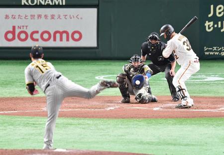 　６回、広岡に５球目を投じる西純