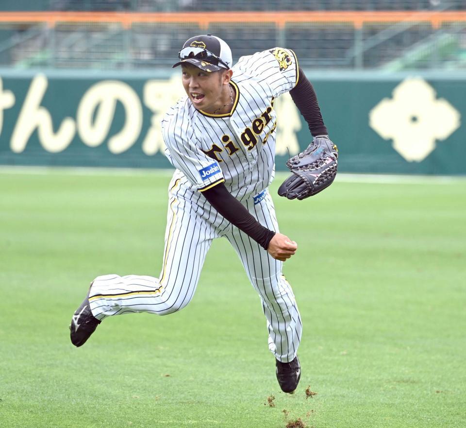 　島田はノックを受け、本塁へ送球する