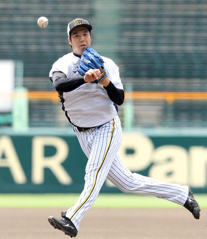 　ノックを受け送球する青柳