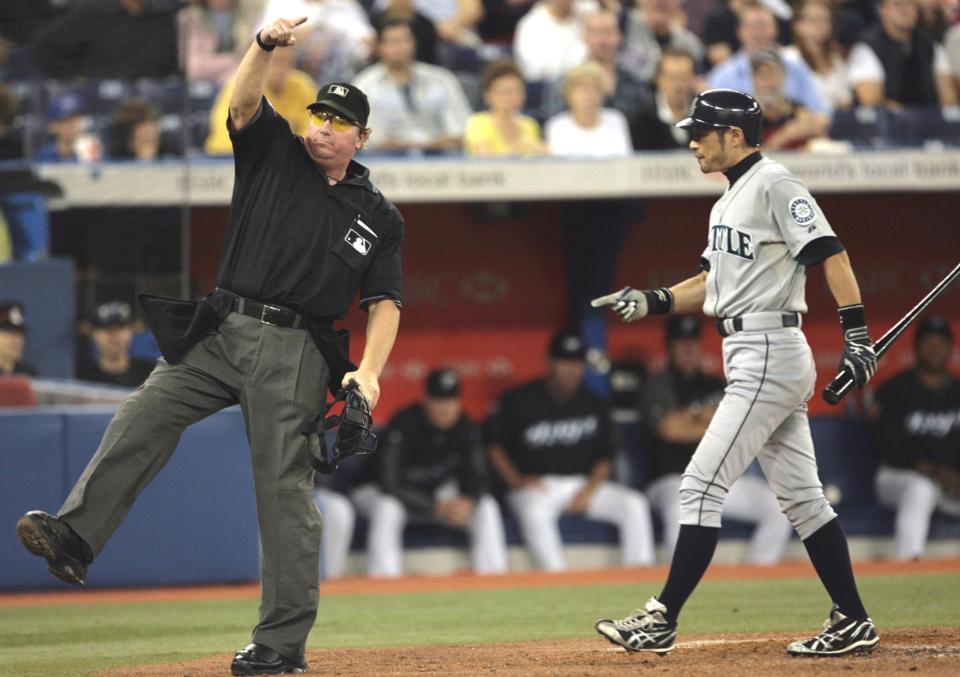 　ブルージェイズ戦で球審から退場を宣告されるマリナーズのイチロー＝２００９年９月２７日、ロジャーズ・センター（共同）