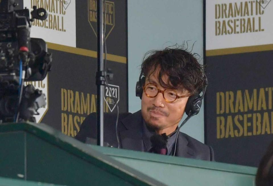 　解説席に座る鳥谷氏＝２０２１年１１月