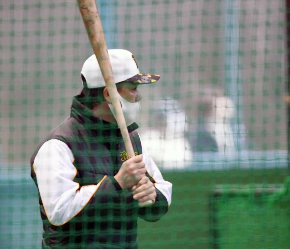 　今春の安芸キャンプでバットを手に練習を見守る和田ＴＡ