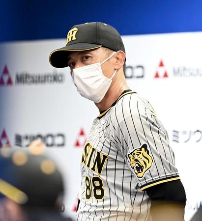 　ベンチで戦況を見守る矢野監督