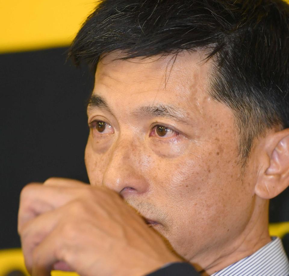 　退任会見で目を潤ませながら言葉を詰まらせる矢野監督＝１５日