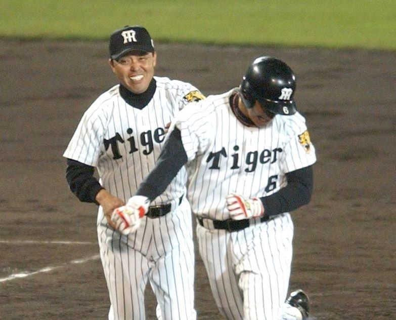 　０３年の日本シリーズ第４戦、サヨナラ本塁打の金本（右）を祝福する岡田コーチ（当時）