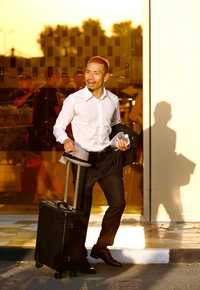 　宿舎を出る長友＝６日（共同）