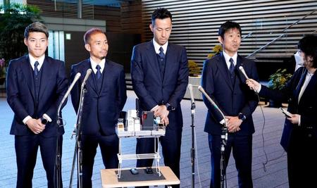 　岸田首相と面会後、記者団の取材に応じるサッカー日本代表の（右から）森保監督、吉田、長友、堂安