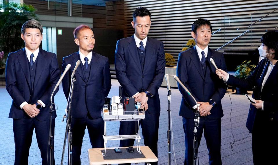 　岸田首相と面会後、記者団の取材に応じるサッカー日本代表の（右から）森保監督、吉田、長友、堂安