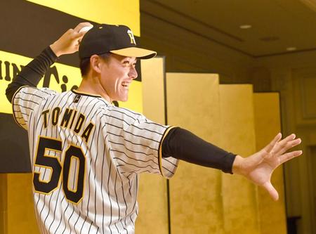 　５０番を背負い、笑顔で活躍を誓う富田