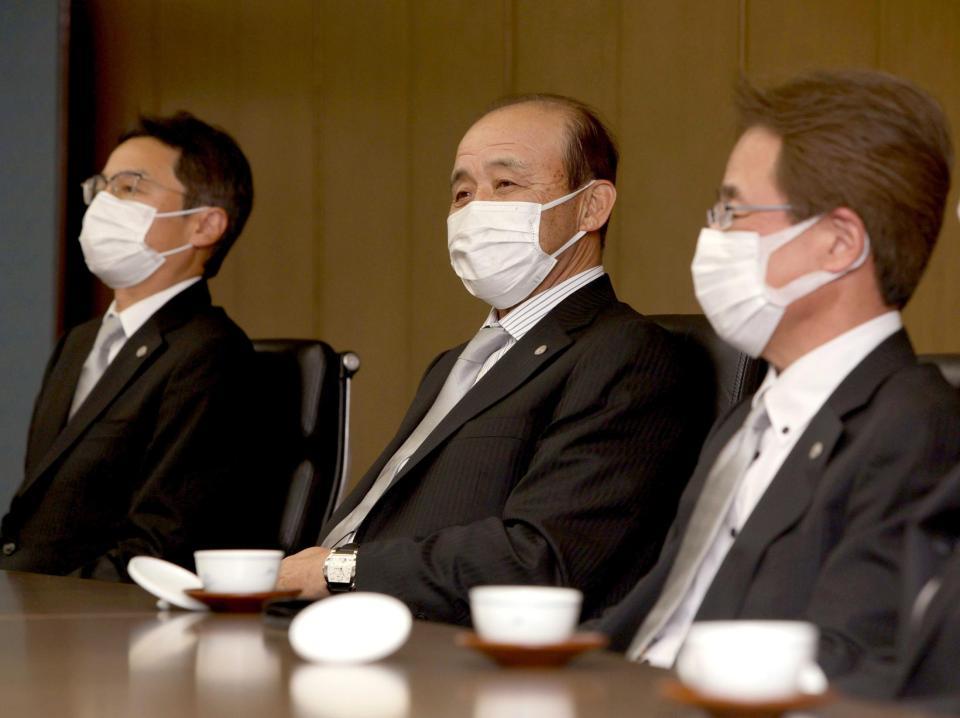 　神戸本社を訪れた岡田監督（中央）ら阪神タイガース首脳陣＝５日