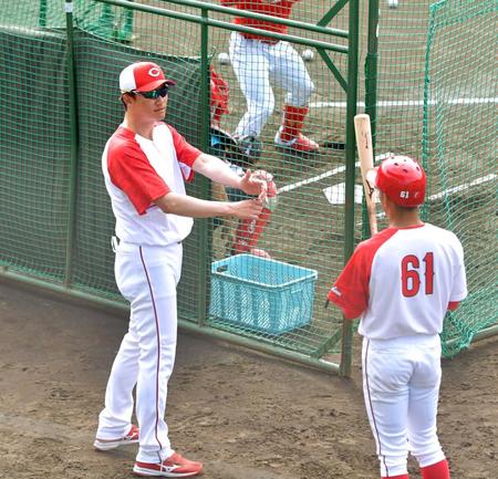 　矢野（右）にアドバイスする新井コーチ＝２０２２年１１月、天福球場