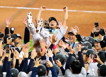 　ＷＢＣで優勝を果たし、胴上げされるダルビッシュ（共同）