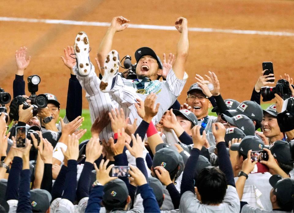 　ＷＢＣで優勝を果たし、胴上げされるダルビッシュ（共同）