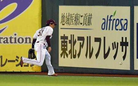 　８回、ノイジーの打球をエラーする小郷（撮影・西岡正）