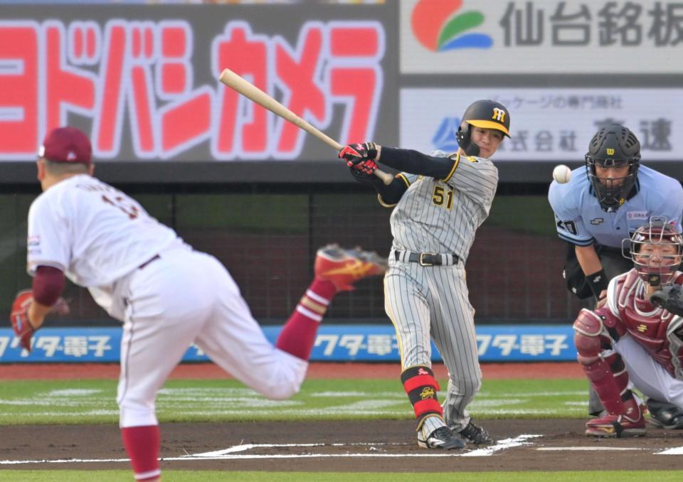 　１回、田中将（手前）から中前打を放つ中野