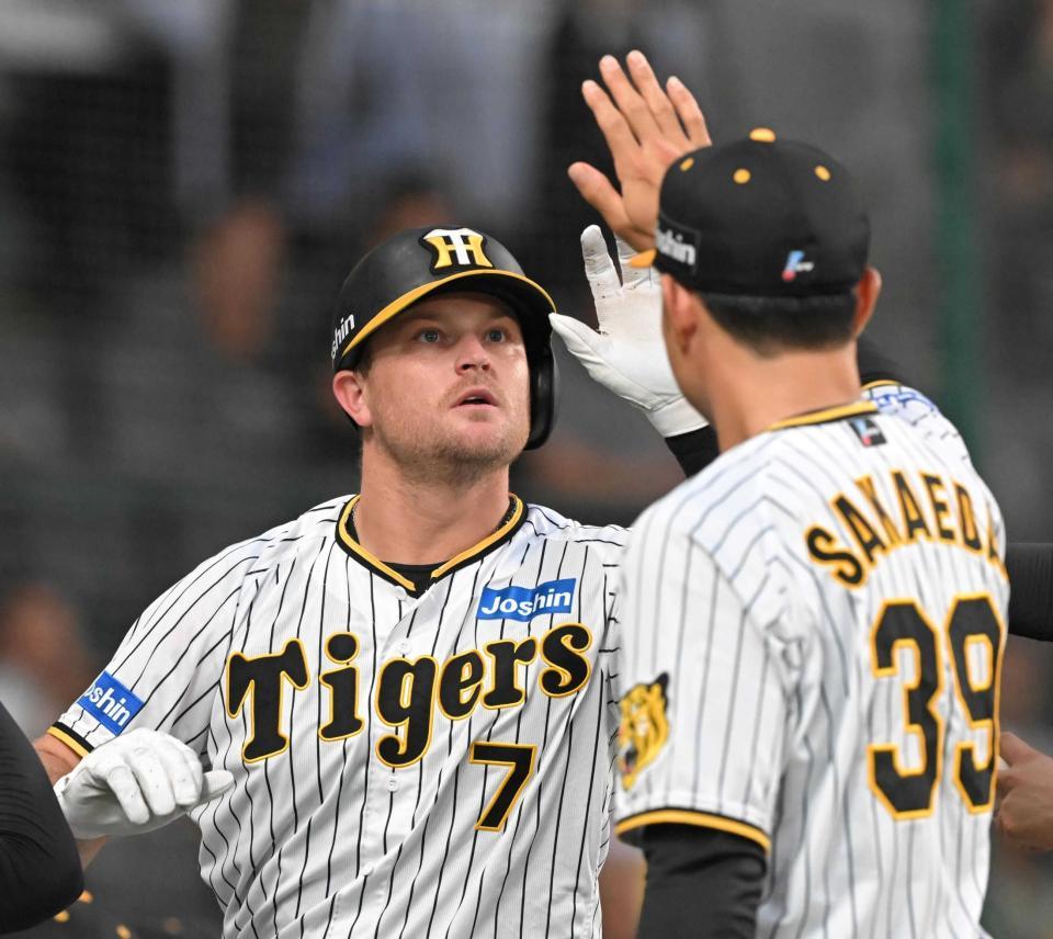 　２回、先制ソロを放ち、ナインとタッチを交わすノイジー