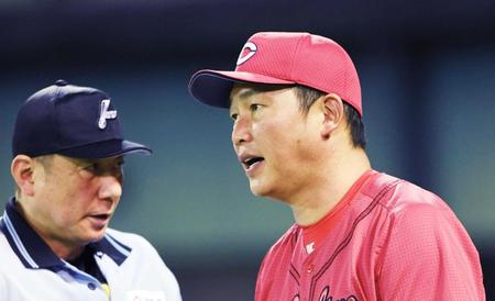 　８回の攻撃を終え、選手交代を告げる新井監督