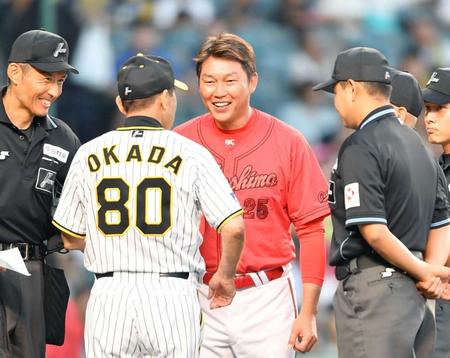 　岡田監督（８０）と笑顔で話す新井監督