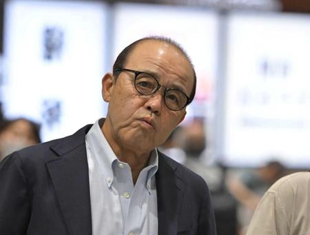 　改札に向かう岡田監督