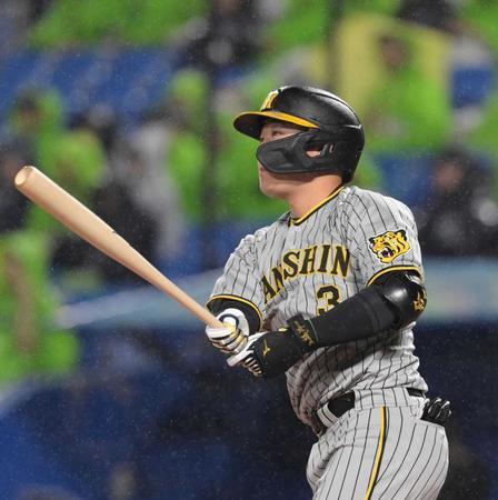 　１回、左翼スタンドへ先制２ランを放つ大山