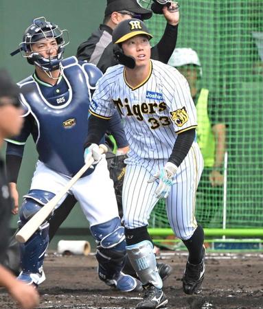 　フェニックス・リーグヤクルト戦で２回、適時二塁打を放つ糸原