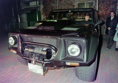 　契約更改に「ランボルギーニ・チータ」で現れた新庄＝１９９５年１２月、甲子園