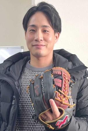 　スラッガー社を訪れた木浪はシーズンの感謝を伝える