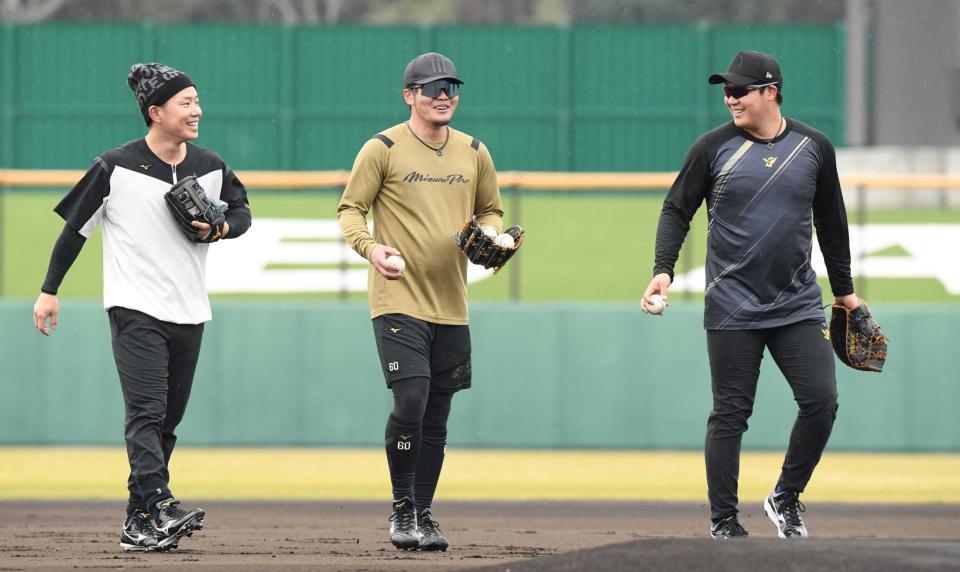 　ノックを終えて談笑する（左から）糸原、小野寺、大山