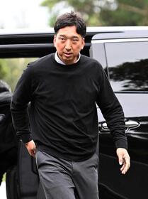 　フェニックス・リーグを視察に訪れた藤川新監督＝１７日