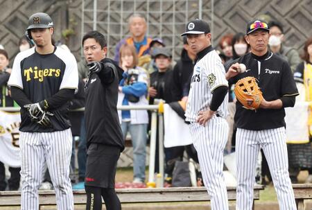 　走塁の指導をする赤星臨時コーチ（左）。右は田中コーチ